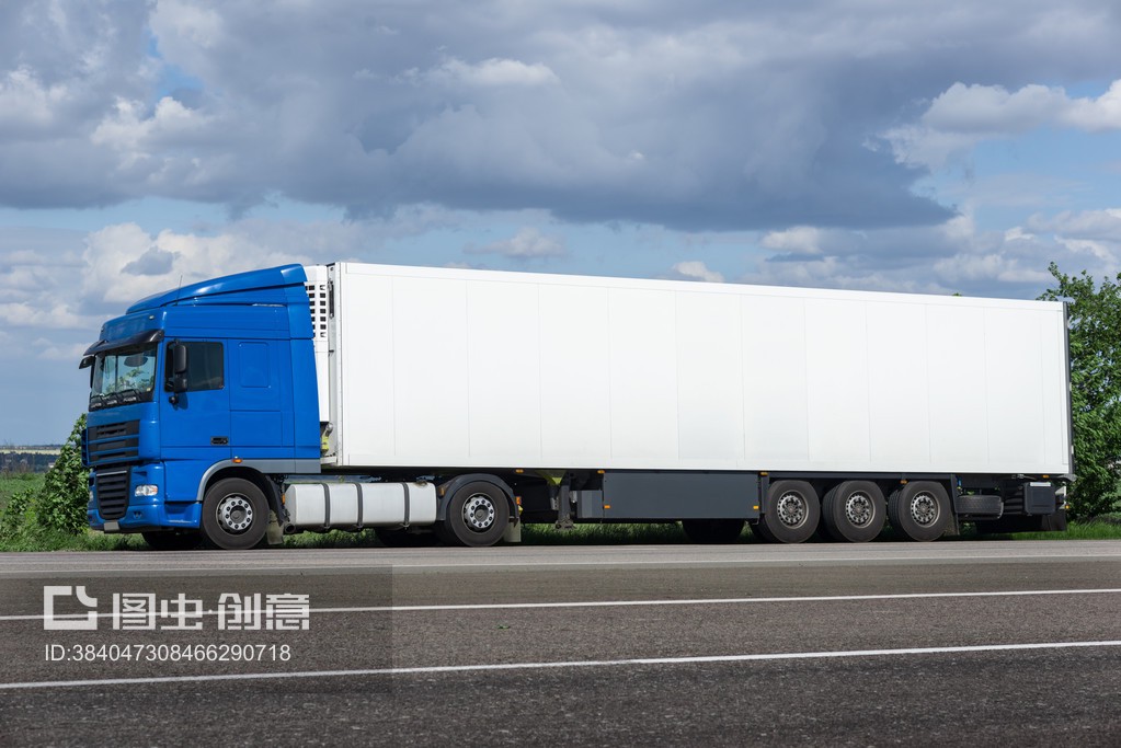 公路上的白色卡車(chē) 集裝箱道路運(yùn)輸?shù)默F(xiàn)代脈動(dòng)